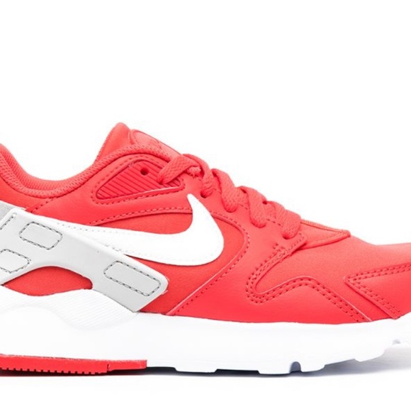 Womens Red Nike Victory running shoe in sz 7.5 - Picture 2 of 12